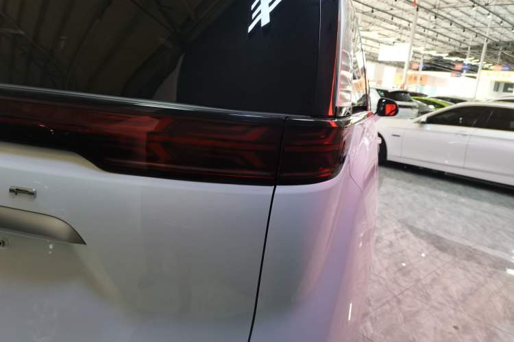 Used Denza D9 2022 DM-i 970 Four-Wheel Drive Flagship Model Right Rear Taillight