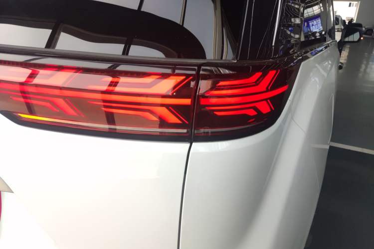 Used Denza D9 2022 DM-i 970 Four-Wheel Drive Flagship Model Right Rear Taillight