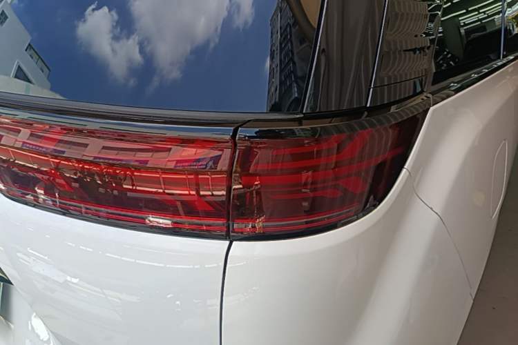 Used Denza D9 2022 DM-i 970 Four-Wheel Drive Prestige Model Right Rear Taillight