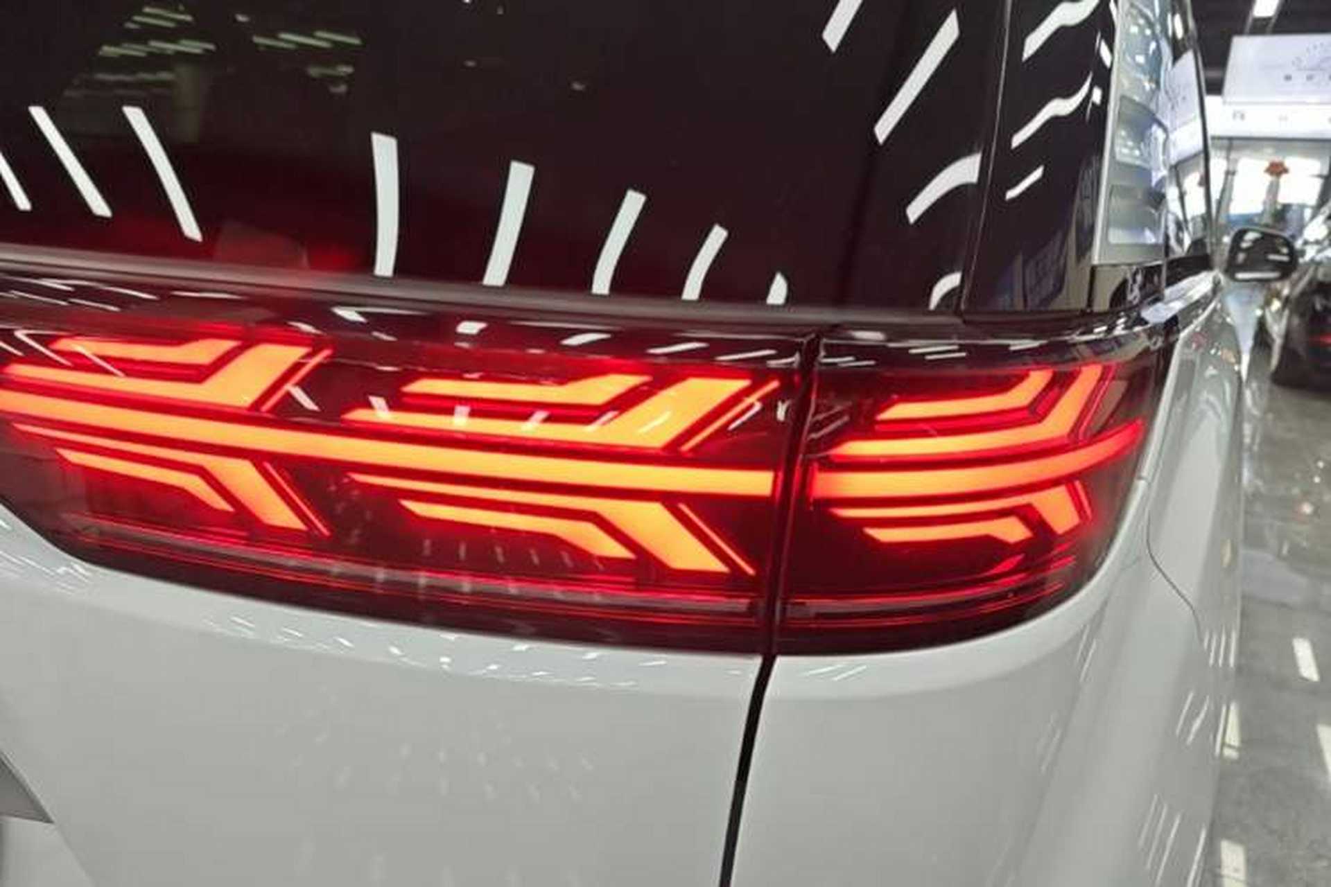 Used Denza D9 2022 DM-i 970 Four-Wheel Drive Flagship Model Right Rear Taillight