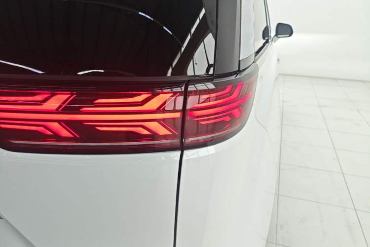 Used Denza D9 2022 DM-i 970 Four-Wheel Drive Flagship Model Right Rear Taillight