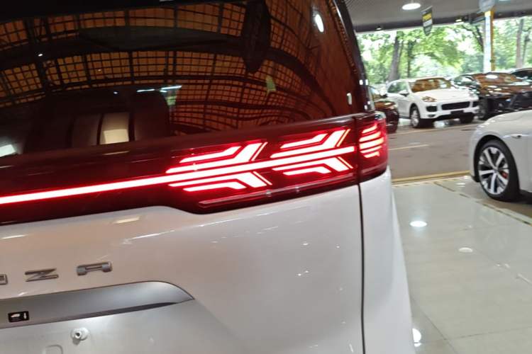 Used Denza D9 2022 DM-i 970 Four-Wheel Drive Flagship Model Right Rear Taillight