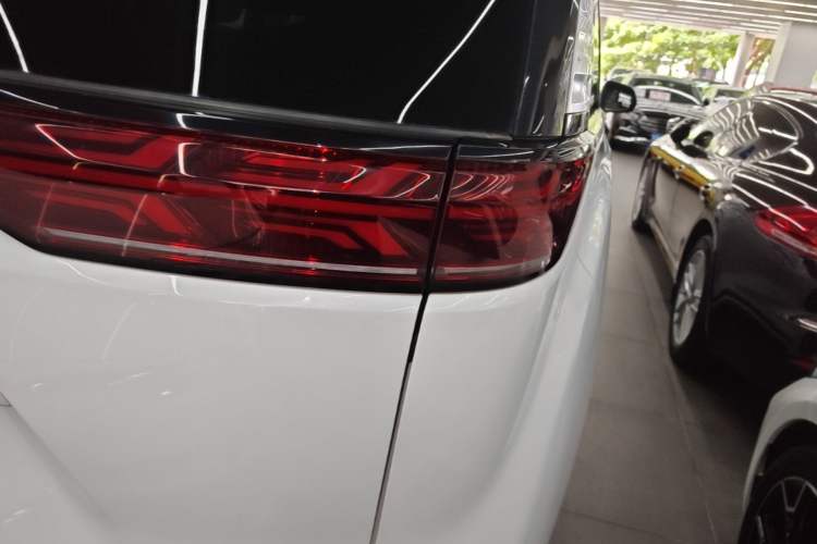 Used Denza D9 2022 DM-i 970 Four-Wheel Drive Flagship Model Right Rear Taillight