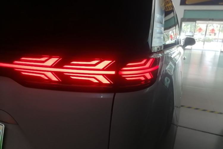 Used Denza D9 2022 DM-i 970 Four-Wheel Drive Flagship Model Right Rear Taillight