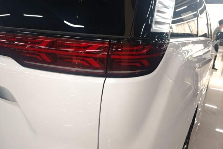 Used Denza D9 2022 DM-i 970 Four-Wheel Drive Prestige Model Right Rear Taillight