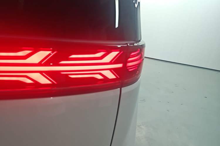 Used Denza D9 2022 DM-i 970 Four-Wheel Drive Flagship Model Right Rear Taillight