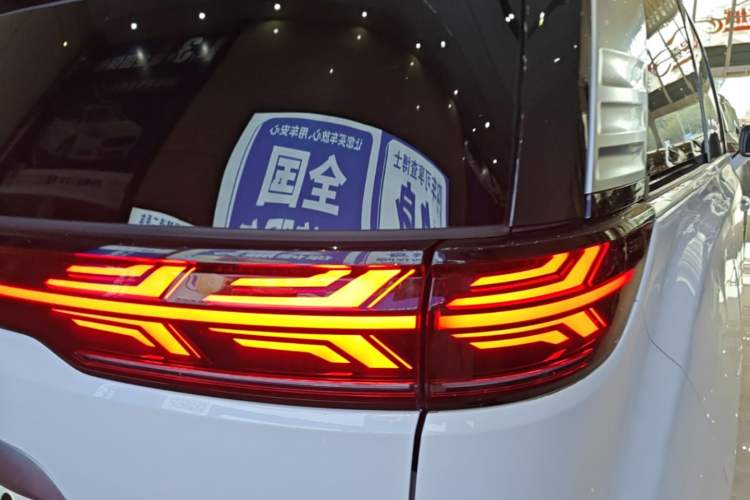 Used Denza D9 2022 DM-i 970 Four-Wheel Drive Flagship Model Right Rear Taillight