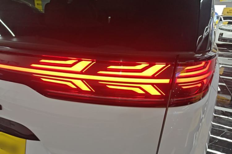 Used Denza D9 2022 DM-i 970 Four-Wheel Drive Flagship Model Right Rear Taillight
