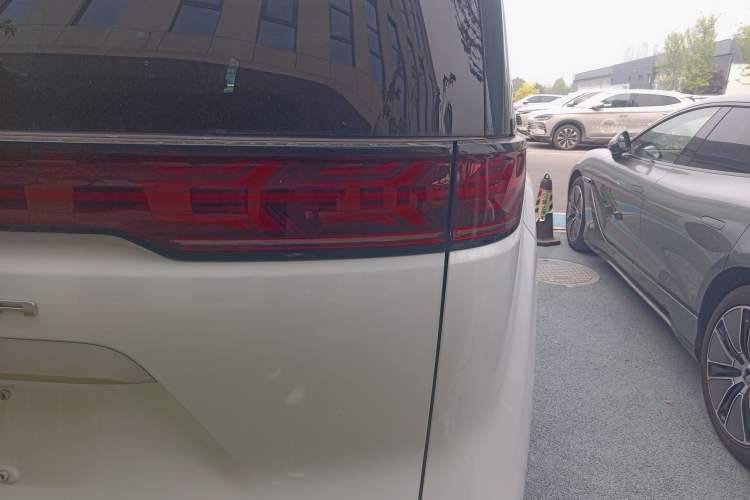 Used Denza D9 2022 DM-i 970 Four-Wheel Drive Flagship Model Right Rear Taillight
