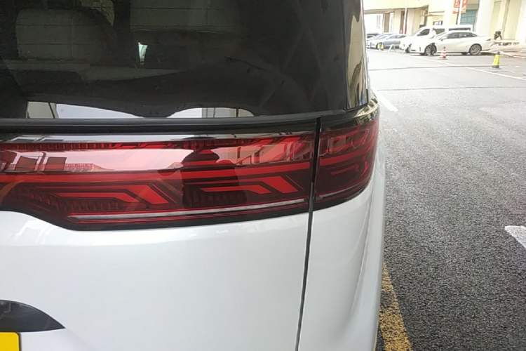 Used Denza D9 2022 DM-i 970 Four-Wheel Drive Flagship Model Right Rear Taillight