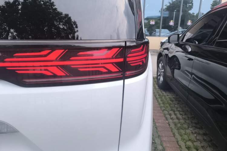 Used Denza D9 2022 DM-i 970 Four-Wheel Drive Flagship Model Right Rear Taillight