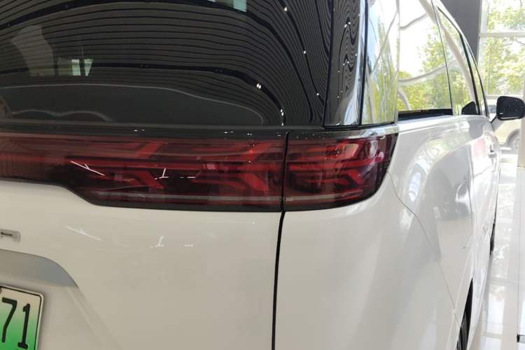 Used Denza D9 2022 DM-i 970 Four-Wheel Drive Prestige Model Right Rear Taillight