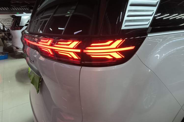 Used Denza D9 2022 DM-i 970 Four-Wheel Drive Flagship Model Right Rear Taillight