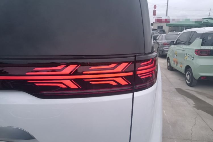 Used Denza D9 2022 DM-i 970 Four-Wheel Drive Flagship Model Right Rear Taillight