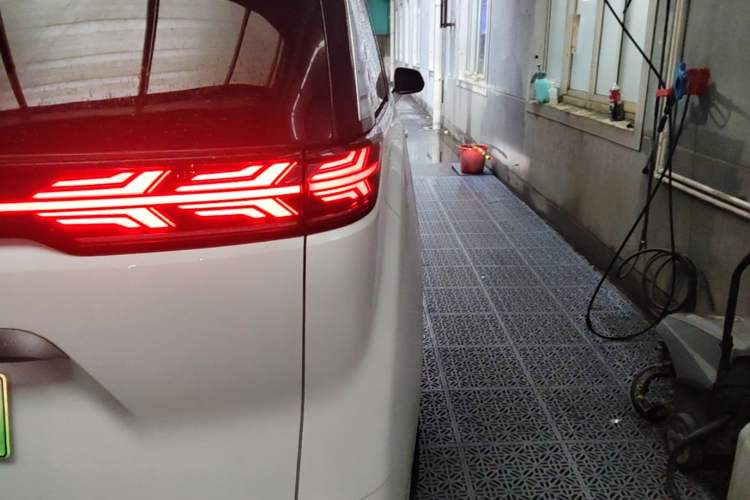 Used Denza D9 2022 DM-i 970 Four-Wheel Drive Flagship Model Right Rear Taillight