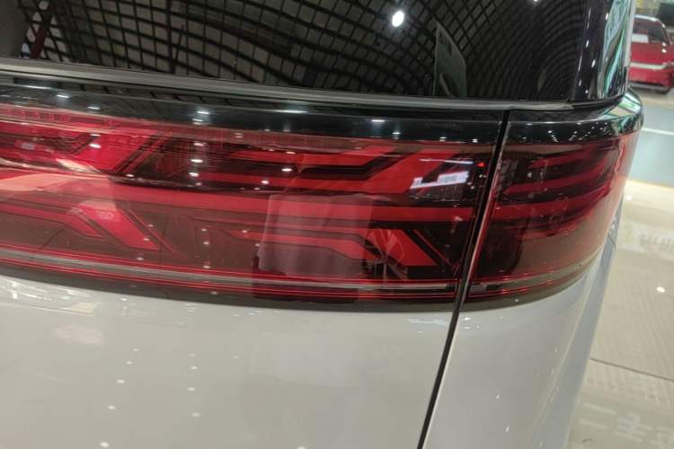 Used Denza D9 2022 DM-i 970 Four-Wheel Drive Prestige Model Right Rear Taillight