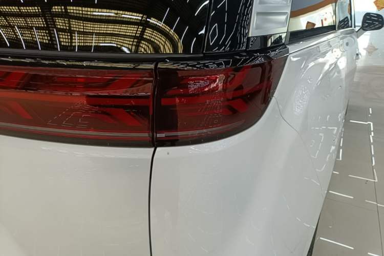 Used Denza D9 2022 DM-i 970 Four-Wheel Drive Prestige Model Right Rear Taillight