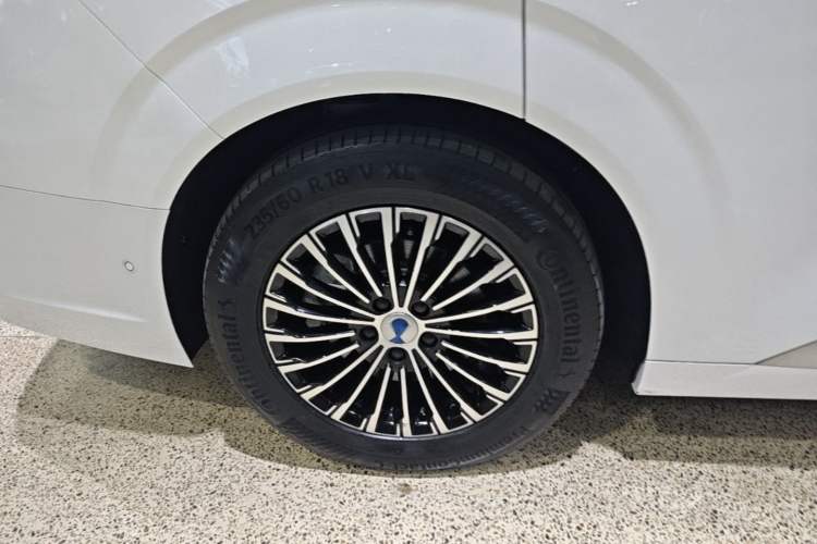 Used Denza D9 2022 EV 600 Four-Wheel Drive Flagship Model Right Rear Wheel Hub