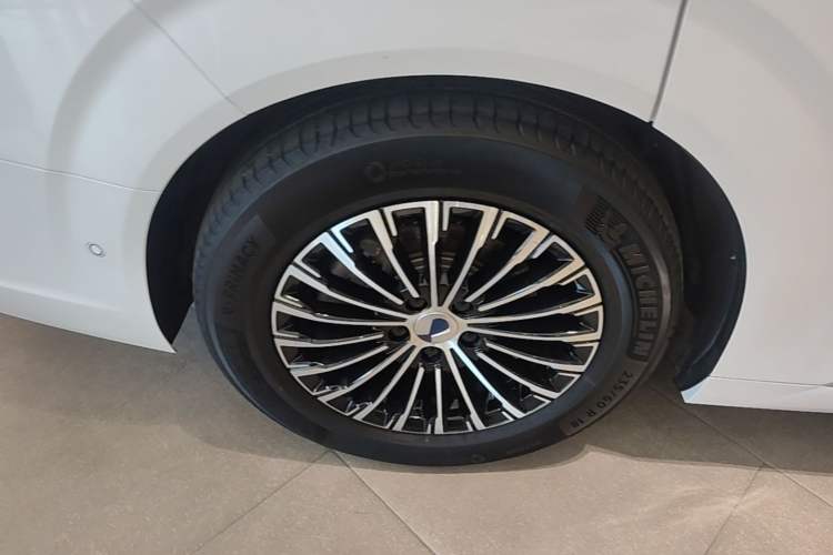 Used Denza D9 2022 DM-i 970 Four-Wheel Drive Flagship Model Right Rear Wheel Hub