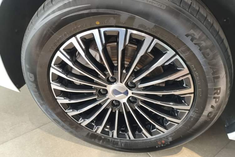 Used Denza D9 2022 DM-i 970 Four-Wheel Drive Flagship Model Right Rear Wheel Hub