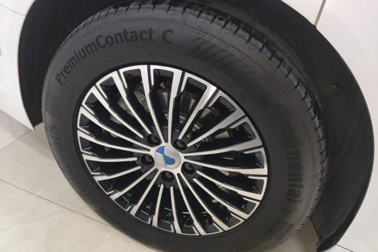 Used Denza D9 2022 DM-i 970 Four-Wheel Drive Flagship Model Right Rear Wheel Hub