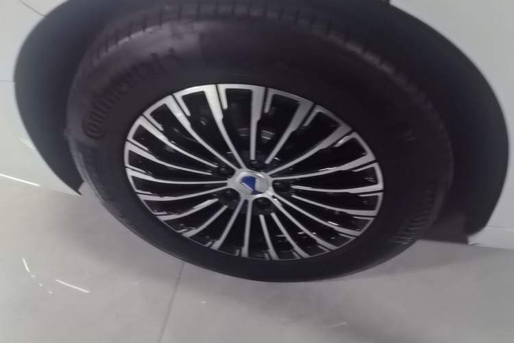 Used Denza D9 2022 DM-i 970 Four-Wheel Drive Prestige Model Right Rear Wheel Hub