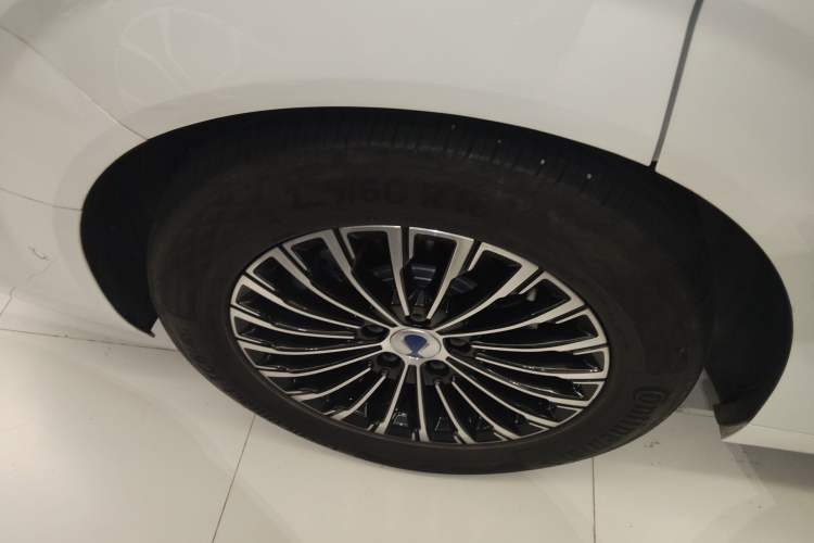 Used Denza D9 2022 DM-i 970 Four-Wheel Drive Flagship Model Right Rear Wheel Hub