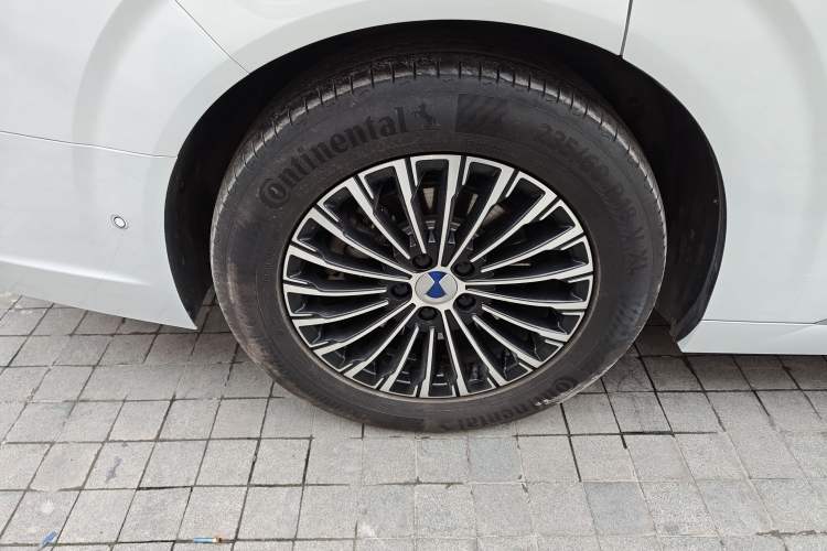 Used Denza D9 2022 DM-i 970 Four-Wheel Drive Flagship Model Right Rear Wheel Hub