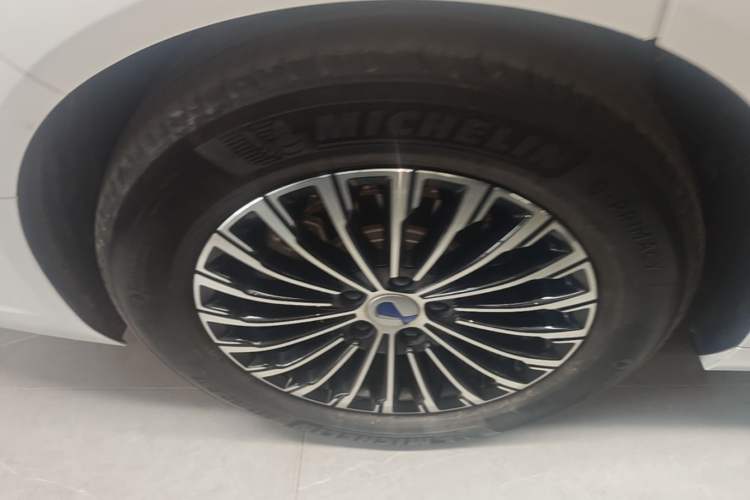 Used Denza D9 2022 DM-i 970 Four-Wheel Drive Flagship Model Right Rear Wheel Hub