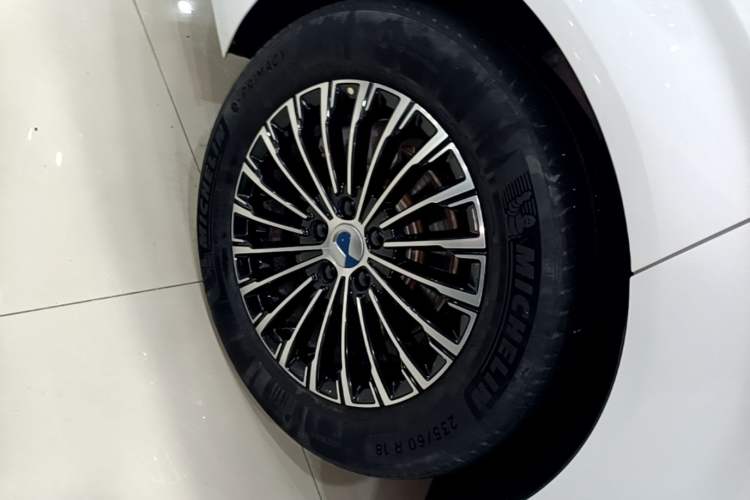 Used Denza D9 2022 DM-i 970 Four-Wheel Drive Prestige Model Right Rear Wheel Hub