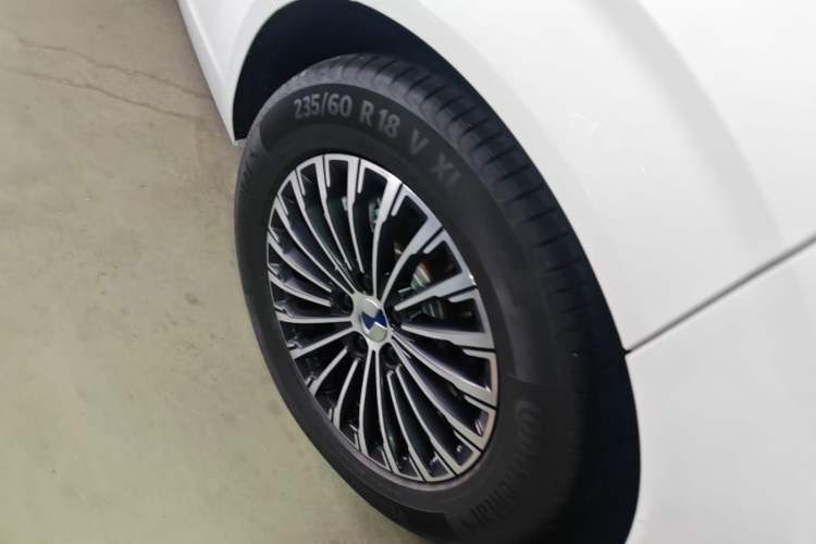 Used Denza D9 2022 DM-i 1040 Prestige Model Right Rear Wheel Hub