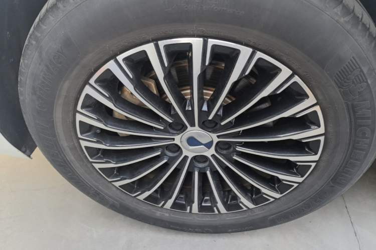 Used Denza D9 2022 DM-i 1040 Prestige Model Right Rear Wheel Hub