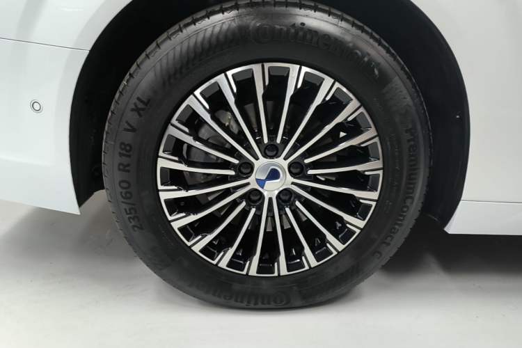 Used Denza D9 2022 DM-i 970 Four-Wheel Drive Flagship Model Right Rear Wheel Hub