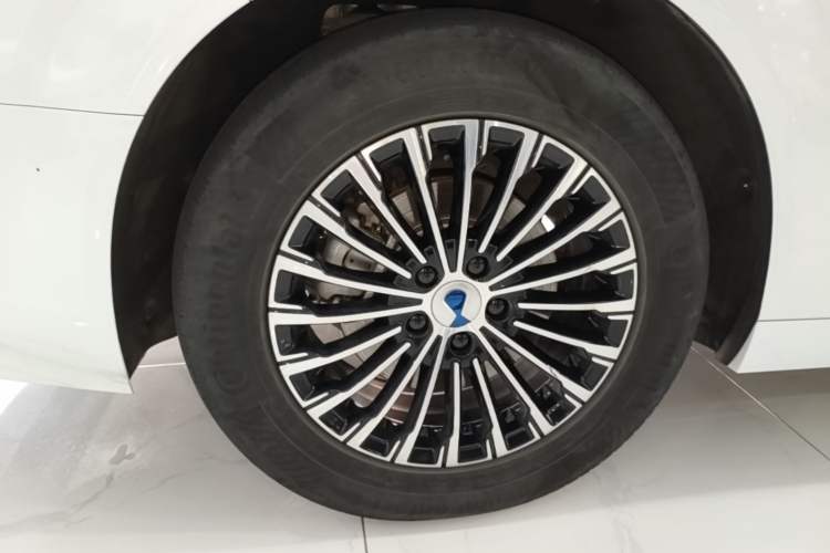 Used Denza D9 2022 DM-i 970 Four-Wheel Drive Prestige Model Right Rear Wheel Hub