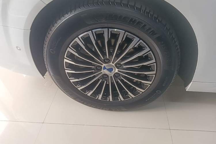Used Denza D9 2022 EV 600 Four-Wheel Drive Flagship Model Right Rear Wheel Hub