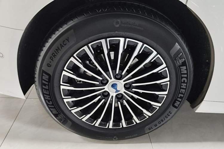 Used Denza D9 2022 DM-i 970 Four-Wheel Drive Flagship Model Right Rear Wheel Hub