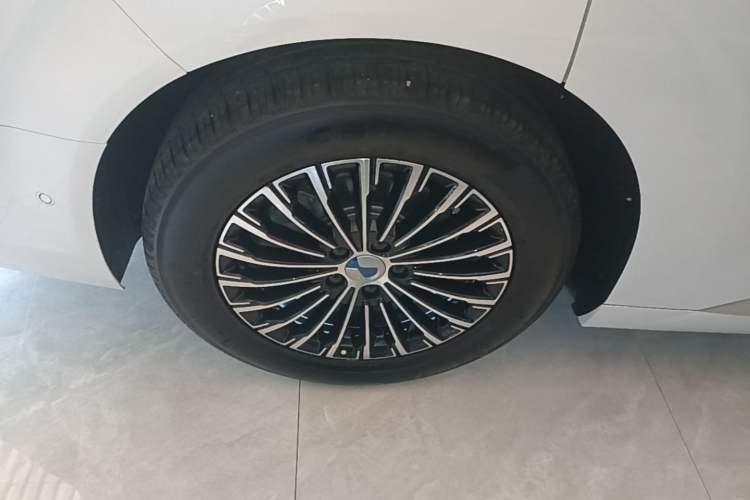 Used Denza D9 2022 DM-i 970 Four-Wheel Drive Flagship Model Right Rear Wheel Hub