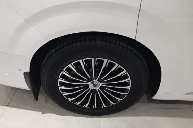 Used Denza D9 2022 DM-i 970 Four-Wheel Drive Flagship Model Right Rear Wheel Hub