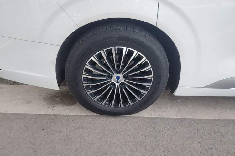 Used Denza D9 2022 DM-i 970 Four-Wheel Drive Prestige Model Right Rear Wheel Hub