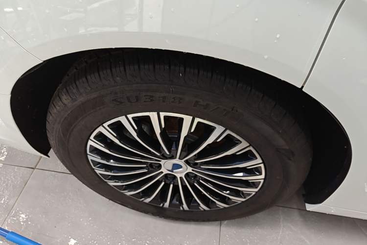 Used Denza D9 2022 DM-i 970 Four-Wheel Drive Prestige Model Right Rear Wheel Hub