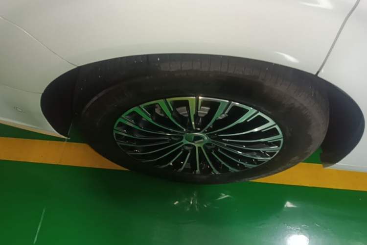 Used Denza D9 2022 DM-i 970 Four-Wheel Drive Flagship Model Right Rear Wheel Hub