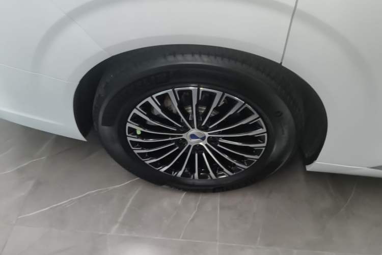Used Denza D9 2022 DM-i 970 Four-Wheel Drive Prestige Model Right Rear Wheel Hub