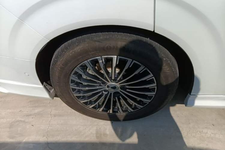 Used Denza D9 2022 DM-i 970 Four-Wheel Drive Flagship Model Right Rear Wheel Hub