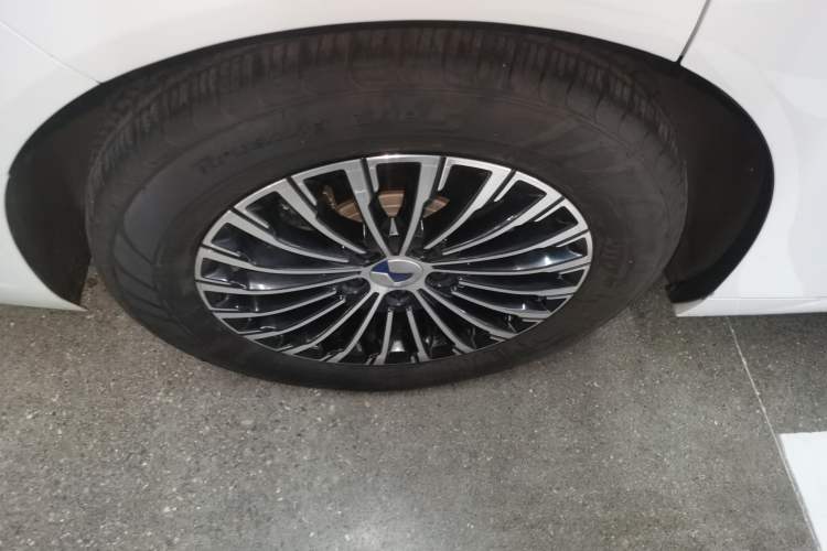 Used Denza D9 2022 DM-i 970 Four-Wheel Drive Flagship Model Right Rear Wheel Hub
