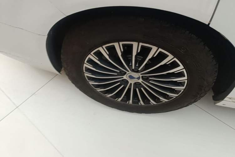 Used Denza D9 2022 DM-i 970 Four-Wheel Drive Prestige Model Right Rear Wheel Hub