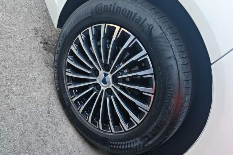 Used Denza D9 2022 DM-i 970 Four-Wheel Drive Flagship Model Right Rear Wheel Hub