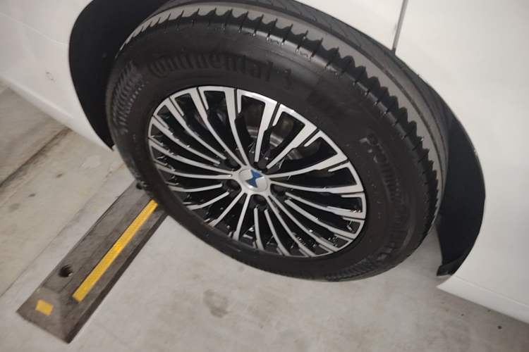 Used Denza D9 2022 DM-i 970 Four-Wheel Drive Flagship Model Right Rear Wheel Hub