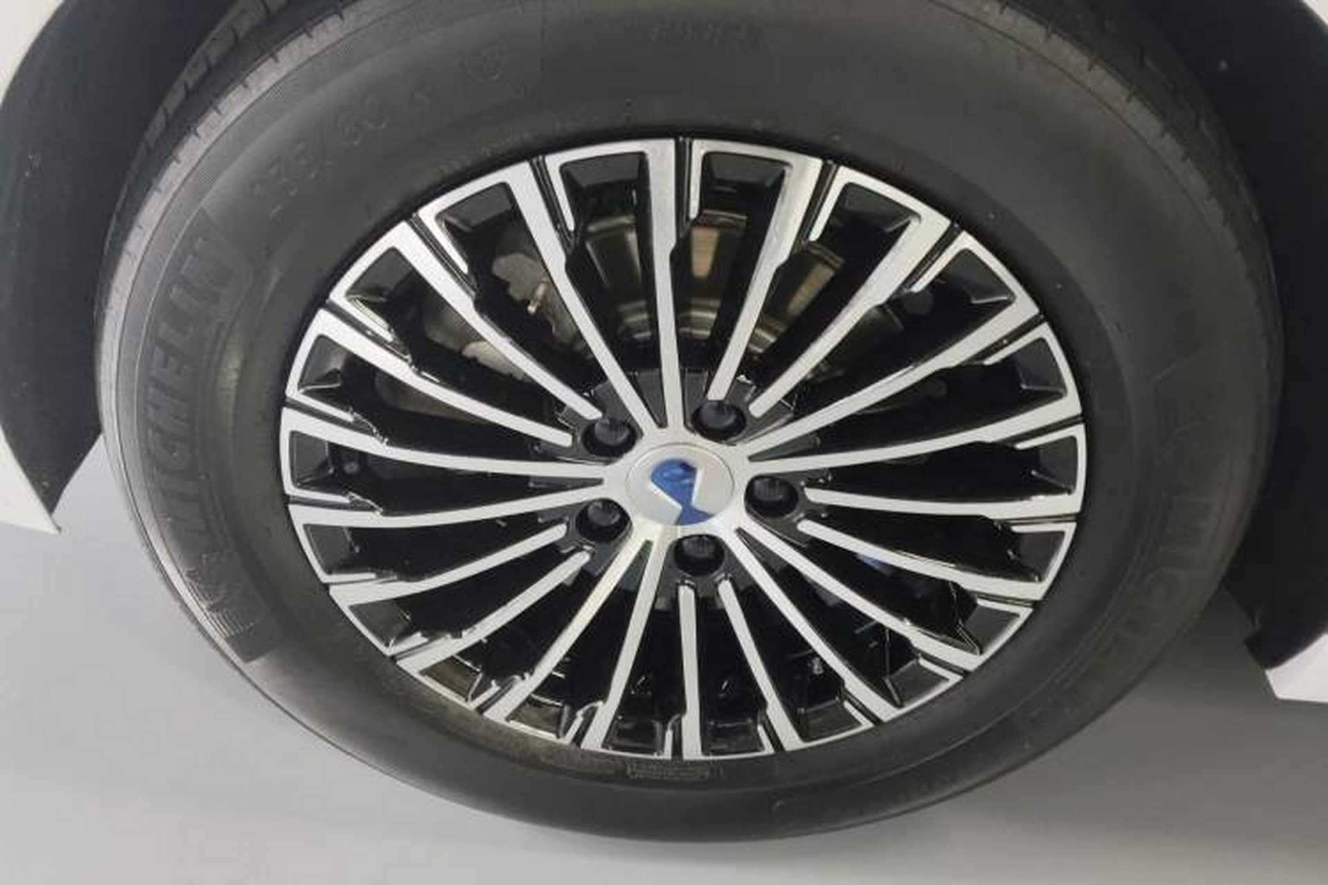 Used Denza D9 2022 DM-i 970 Four-Wheel Drive Prestige Model Right Rear Wheel Hub