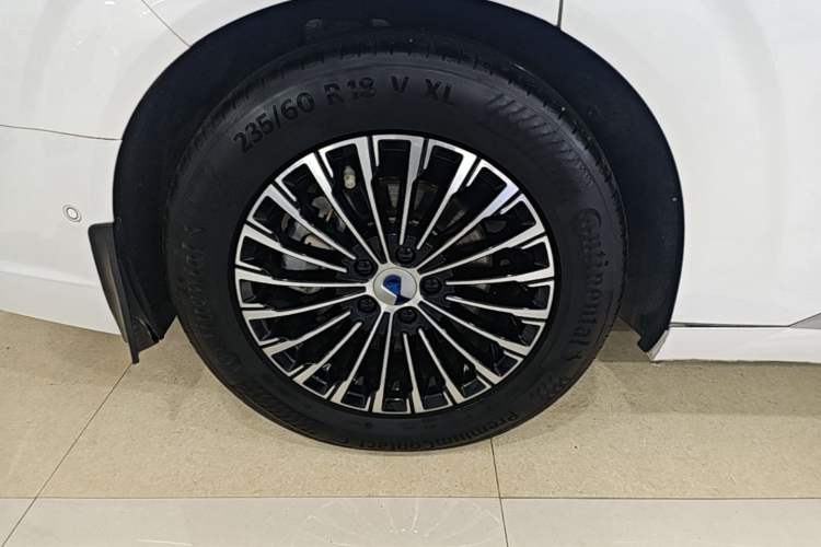 Used Denza D9 2022 DM-i 970 Four-Wheel Drive Flagship Model Right Rear Wheel Hub