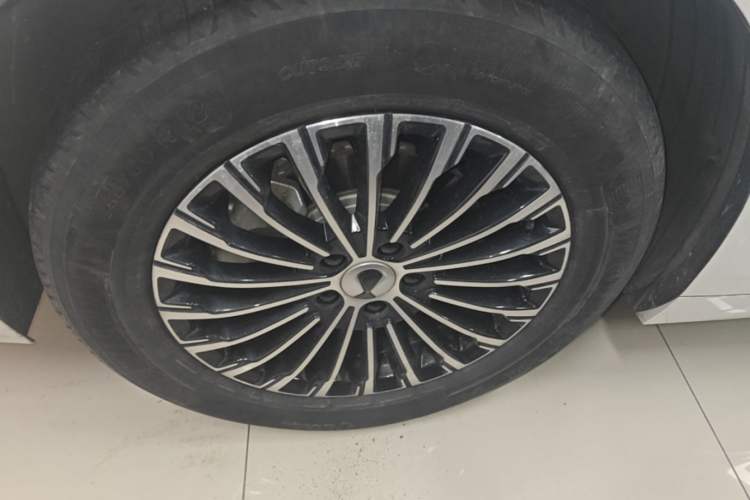 Used Denza D9 2022 DM-i 1040 Prestige Model Right Rear Wheel Hub